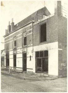 Uitgebrand café in de Kamperstraat, hoek Kamper Zijstraat. NL-HlmNHA 54021108