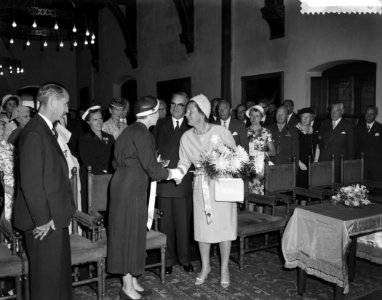 Uitreiken van de Florence Nightingalemedaille door koningin Juliana aan zr AE, Bestanddeelnr 910-6046