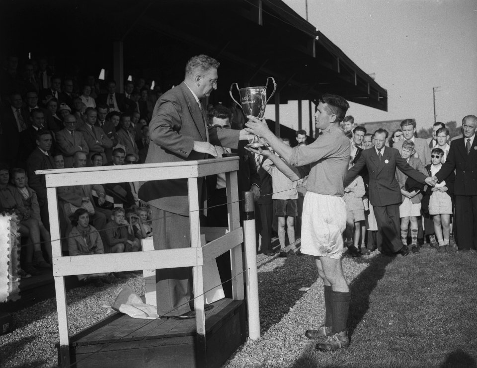 Uitreiking Arol-beker Amsterdam. AFC-voorzitter Haaber met aanvoerder VSV, Bestanddeelnr 905-2844