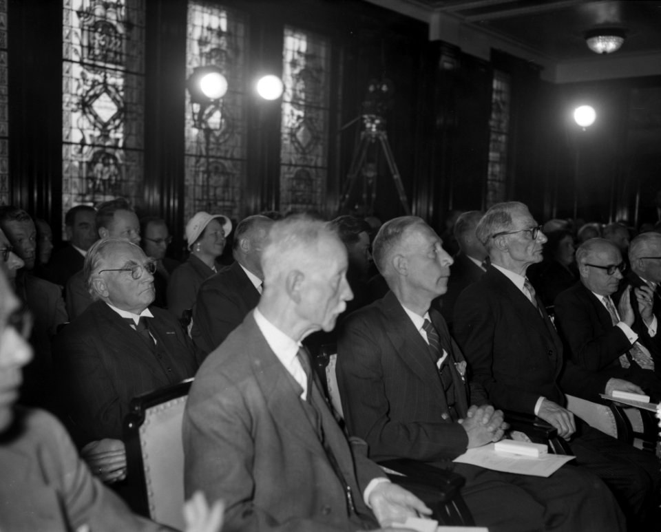 Uitreiken van de zilveren anjers door Prins Bernhard te Amsterdam, Bestanddeelnr 909-6585