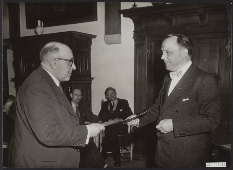 Uitreikeing Staatsprijs voor Letterkunde, de P.C. Hooftprijs 1952 in het Muider…, Bestanddeelnr 092-0311