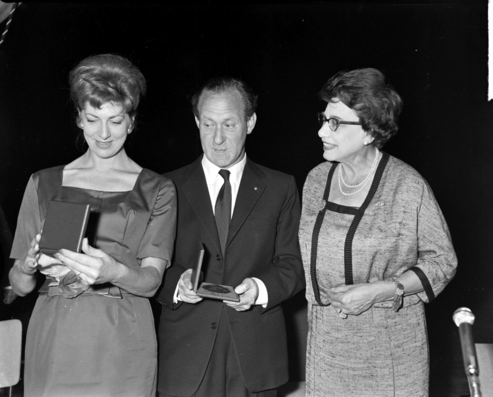Uitreiking Bouwmeester toneelprijzen in Tilburg. Vlr. Ellen Vogel , Bob de Lange, Bestanddeelnr 912-5636