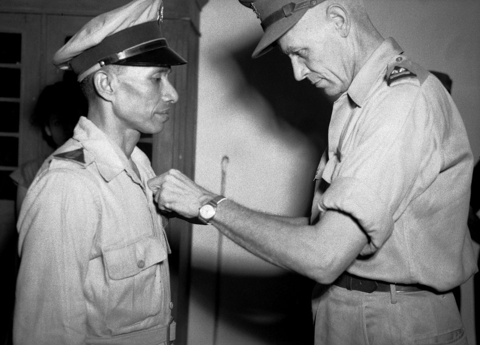 Uitreiking Bronzen Kruis aan KNIL-sergeant W. de Lima. Een luitenant-kolonel van, Bestanddeelnr 12097