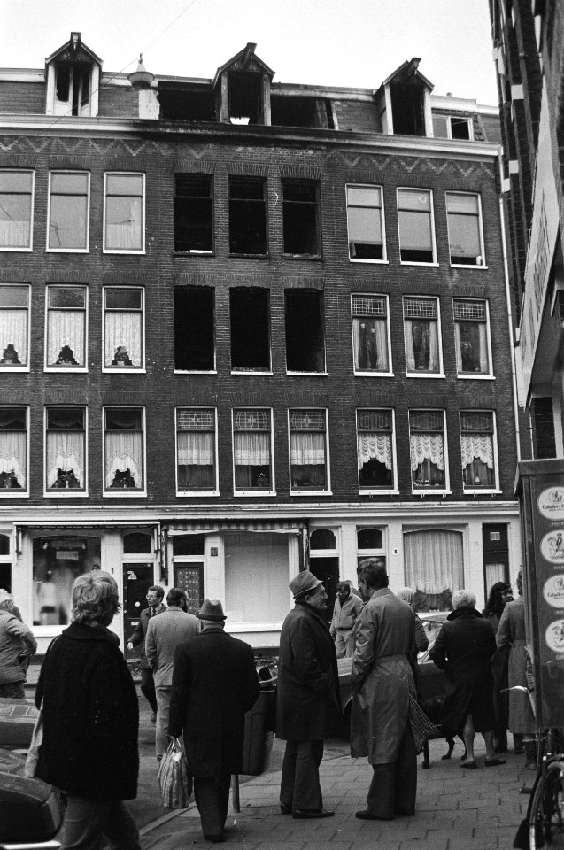 Uitgebrand pand aan de Bentinckstraat in Amsterdam. De brand heeft het leven van, Bestanddeelnr 931-9789
