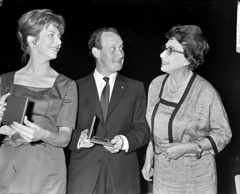 Uitreiking Bouwmeester toneelprijzen in Tilburg. Vlr. Ellen Vogel , Bob de Lange, Bestanddeelnr 912-5637
