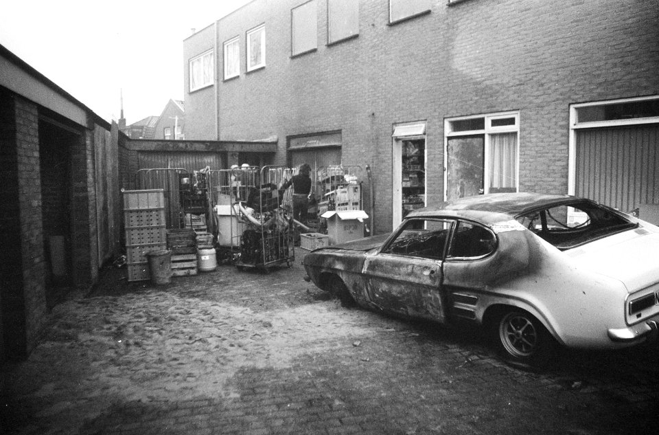 Uitgebrande auto voor achterzijde winkel, Bestanddeelnr 926-9579