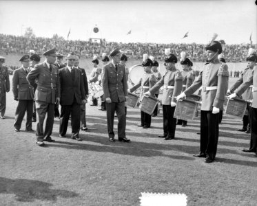 Uitreiking Gala-uniform door Prins Bernhard tegenwoordigd, Bestanddeelnr 905-8037
