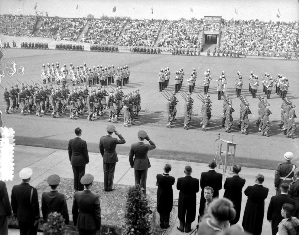 Uitreiking Gala-uniform door Prins Bernhard tegenwoordigd, Bestanddeelnr 905-8038