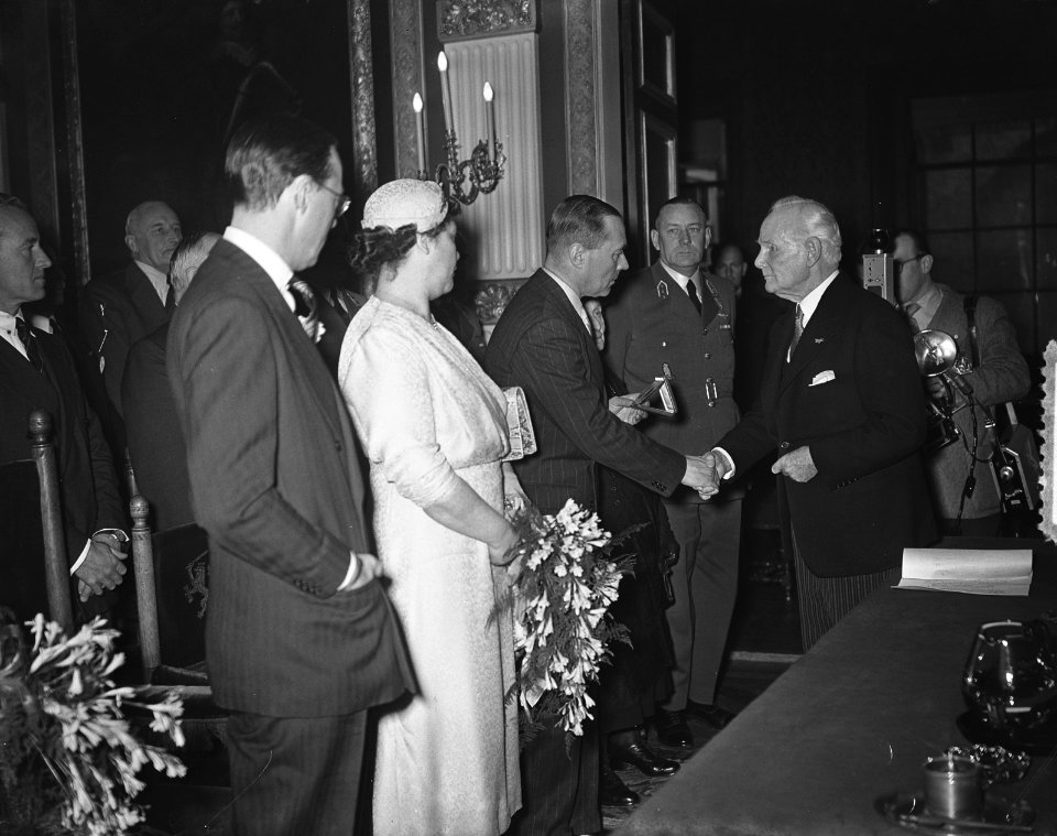 Uitreiking Generaal Snijders Medaille aan Luitenant Generaal Mer , met Prins Ber, Bestanddeelnr 906-1849