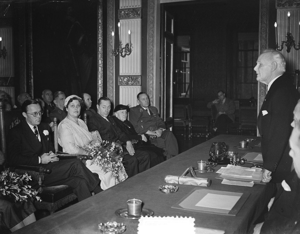 Uitreiking Generaal Snijders Medaille aan Luitenant Generaal Mer , met Prins Ber, Bestanddeelnr 906-1850