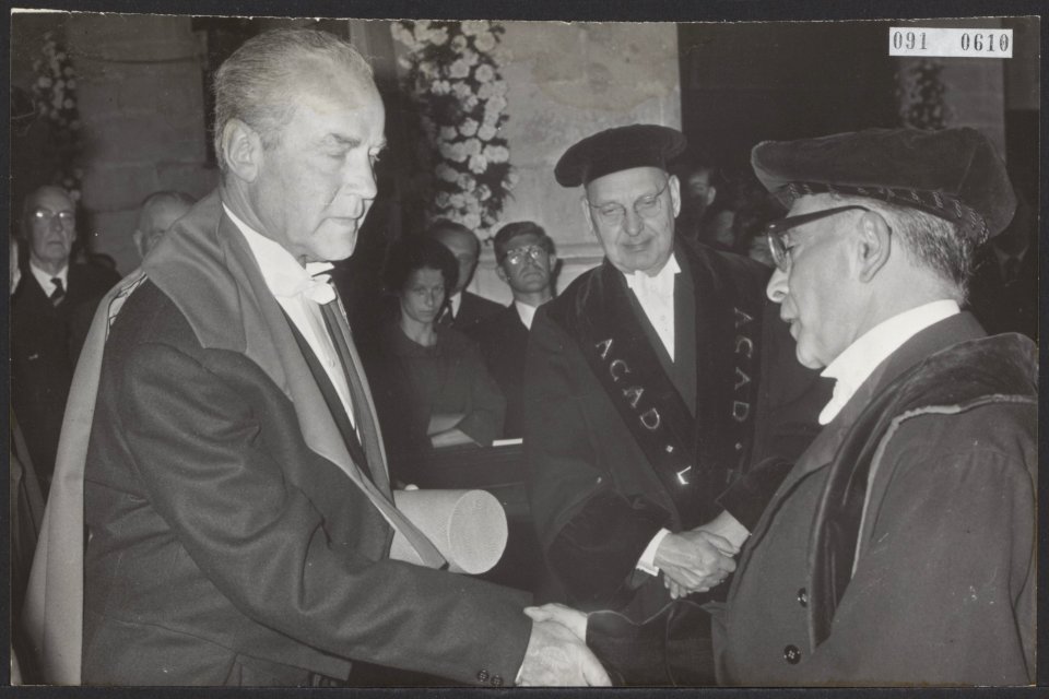 Uitreiking eredoctoraten op de Leidse universiteit. H.R. van Heekeren (links) we, Bestanddeelnr 091-0610