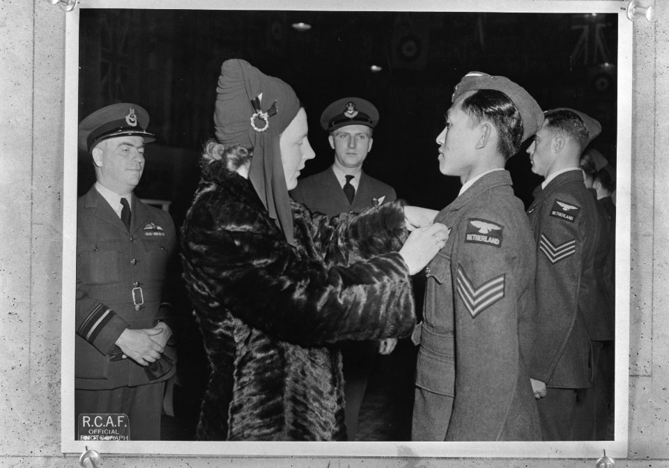 Uitreiking door prinses Juliana van brevetten aan in Canada opgeleide militairen, Bestanddeelnr 934-8460