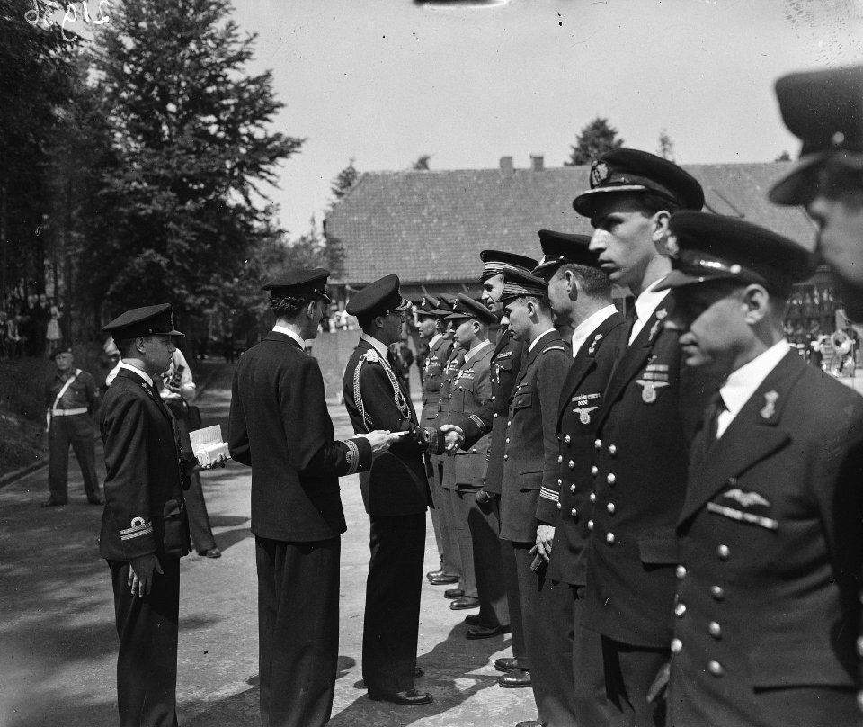 Uitreiking eerbewijzen marinehelden, Bestanddeelnr 902-1936