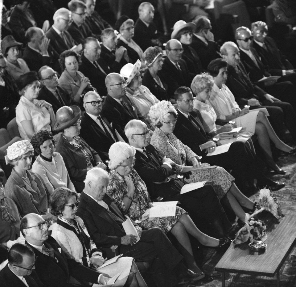 Uitreiking Erasmusprijzen in Congresgebouw, v.l.n.r. Sir Peter Garran, mevrouw C, Bestanddeelnr 917-8988