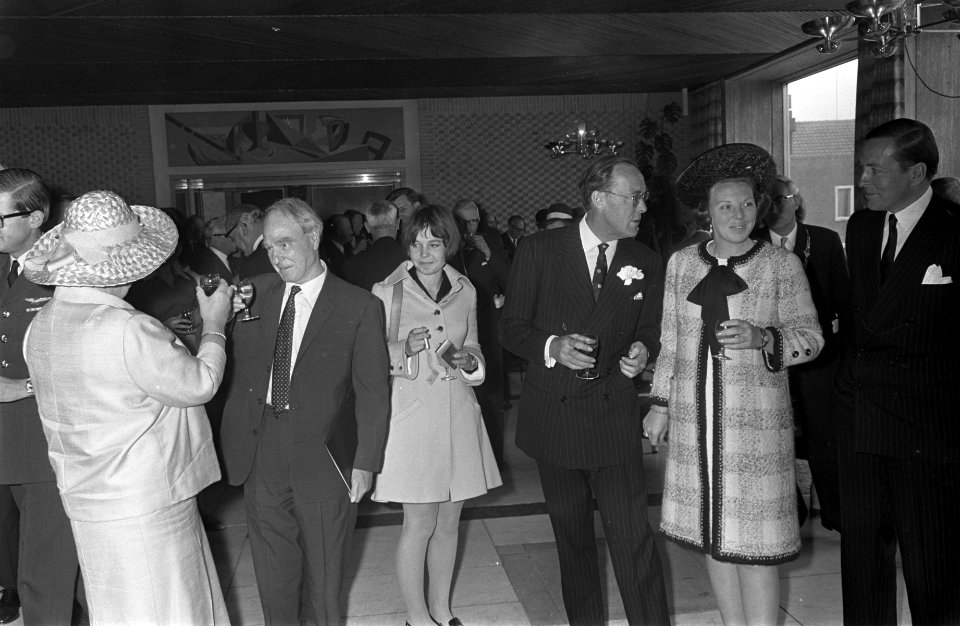 Uitreiking Erasmusprijs 1968. Prins Bernhard en Henry Moore, Bestanddeelnr 921-3151