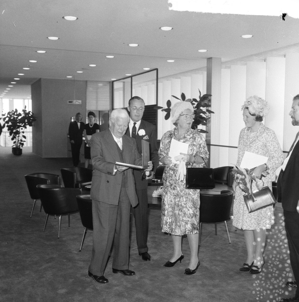 Uitreiking Erasmusprijzen in Congresgebouw, v.l.n.r. Charlie Chaplin, prins Bern, Bestanddeelnr 917-8986
