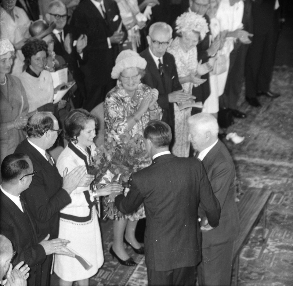 Uitreiking Erasmusprijzen in Congresgebouw, Prins Bernha overhandigt bloemen aan, Bestanddeelnr 917-8984