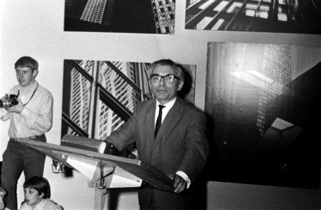 Uitreiking Fotoprijs Amsterdam door wethouder Wim Polak aan Chris Paul Stapels. , Bestanddeelnr 922-3963