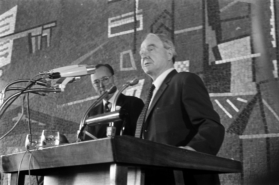 Uitreiking Erasmusprijs 1968. Prins Bernhard en Henry Moore, Bestanddeelnr 921-3150