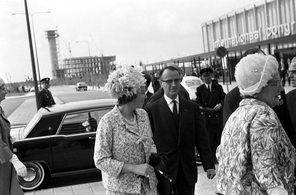 Uitreiking Erasmusprijzen in Congresgebouw, aankomst Prinses Beatrix bij Congres, Bestanddeelnr 917-8990