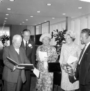 Uitreiking Erasmusprijzen in Congresgebouw, na de uitreiking v.l.n.r. Chaplin, P, Bestanddeelnr 917-8982