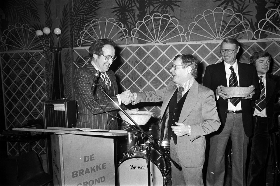 Uitreiking gouden Notenkraker aan Toby Rix en Dutch Swing College Band door IJf , Bestanddeelnr 928-9831