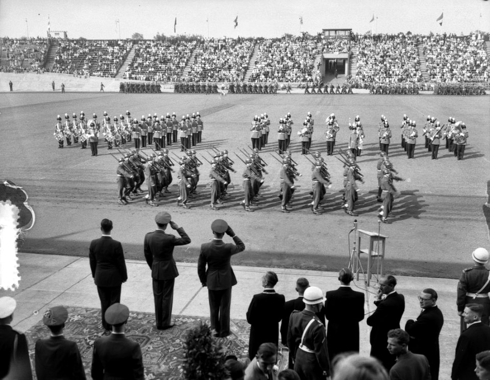 Uitreiking Gala-uniform door burgemeester van Nijmegen in Goffertstad, Bestanddeelnr 905-8036