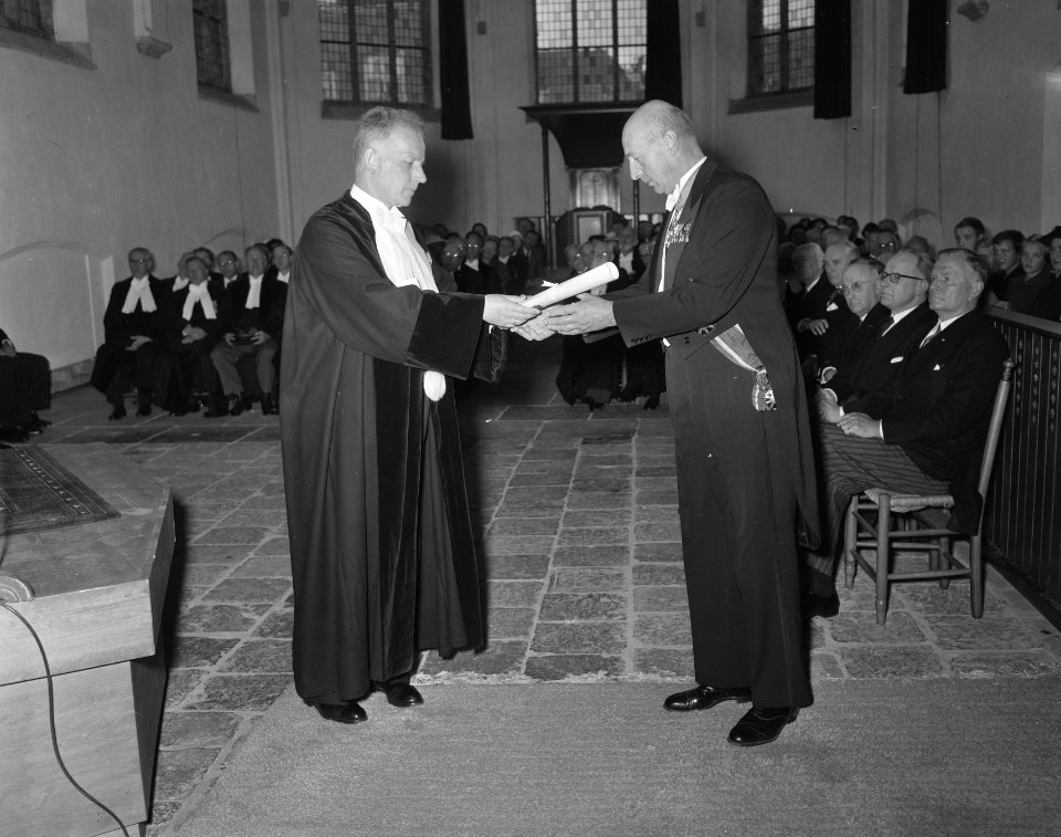 Uitreiking eredoctoraat landbouwkunde Wageningen aan minister L. Mansholt . Prom, Bestanddeelnr 908-0572
