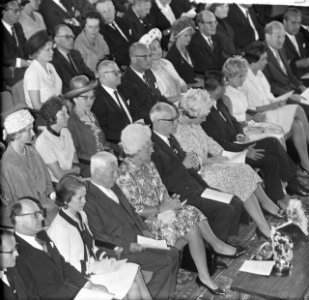 Uitreiking Erasmusprijzen in Congresgebouw, v.l.n.r. Sir Peter Garran, mevrouw C, Bestanddeelnr 917-8985