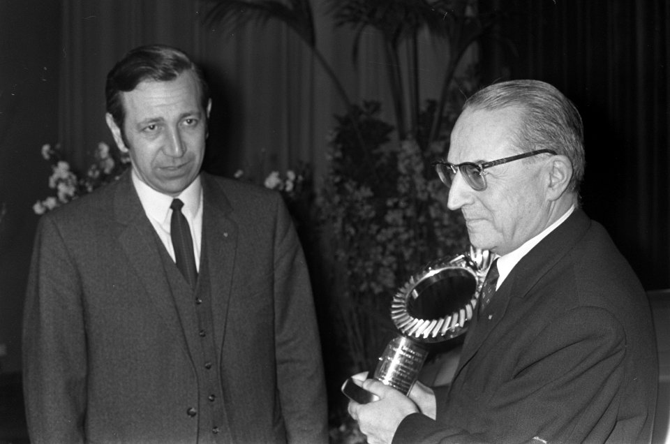 Uitreiking Auto van het jaar trophee aan president dir. gen. S.A. Automobiles P, Bestanddeelnr 922-1010