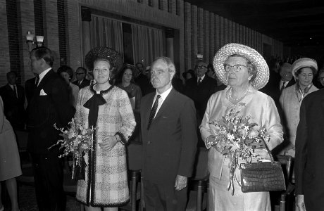 Uitreiking Erasmusprijs 1968. Tijdens bijeenkomst prinses Beatrix , Henry Moore , Bestanddeelnr 921-3146
