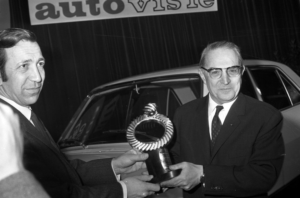 Uitreiking Auto van het jaar trophee aan president dir. gen. S.A. Automobiles P, Bestanddeelnr 922-1009