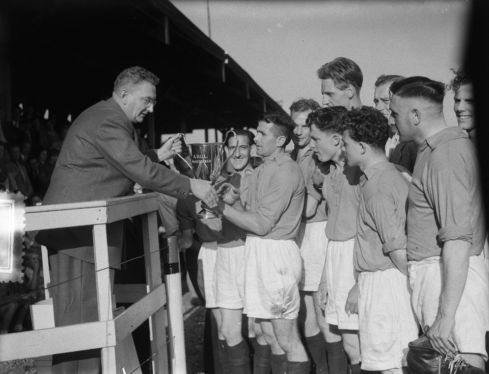 Uitreiking Arol-beker Amsterdam. AFC-voorzitter Haaber met aanvoerder VSV, Bestanddeelnr 905-2845