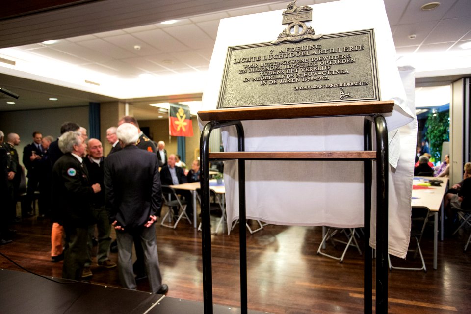 Uitreiking Bronzen schild aan 7 Afdeling Lichte Luchtdoelartillerie