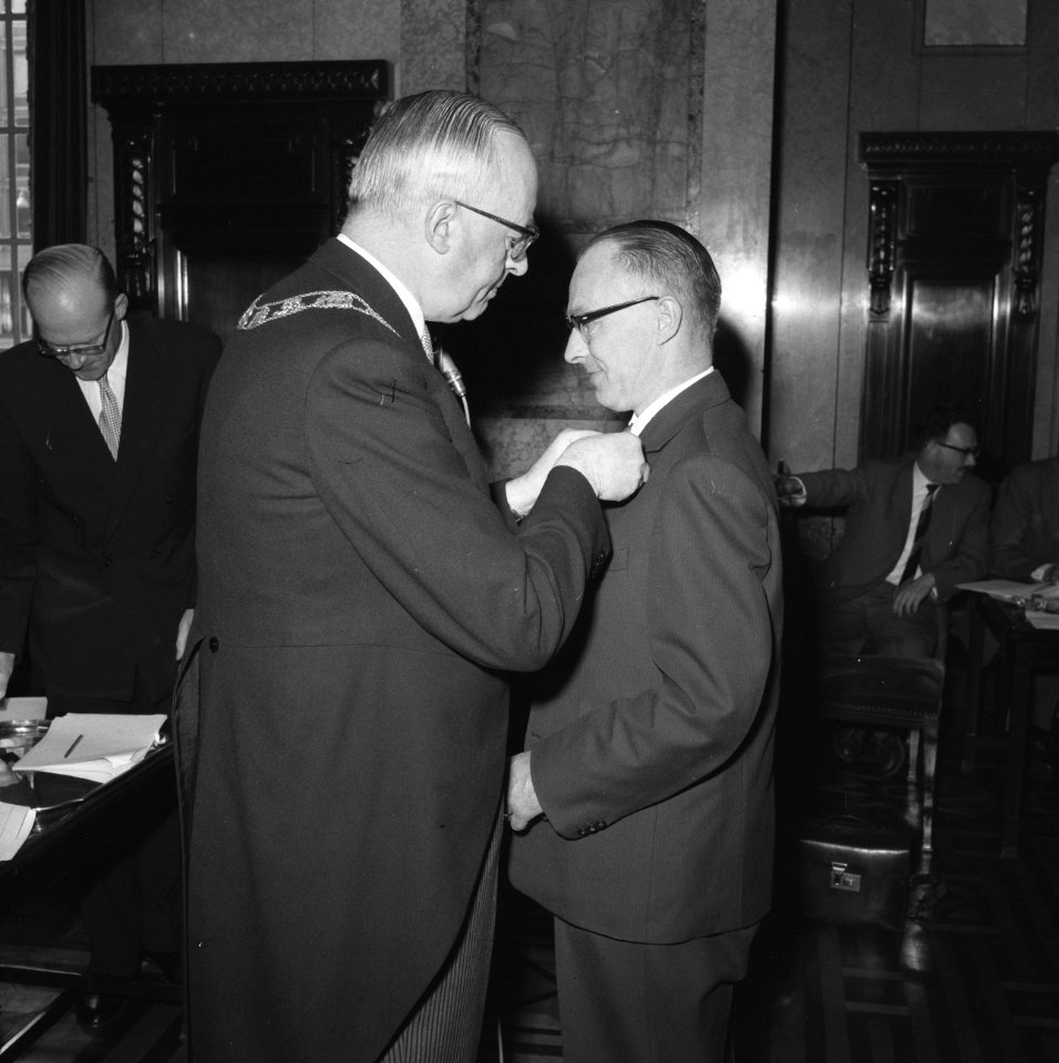 Uitreiking lintjes door burgemeester mr. G. E. van Walsum te Rotterdam, Bestanddeelnr 934-6312