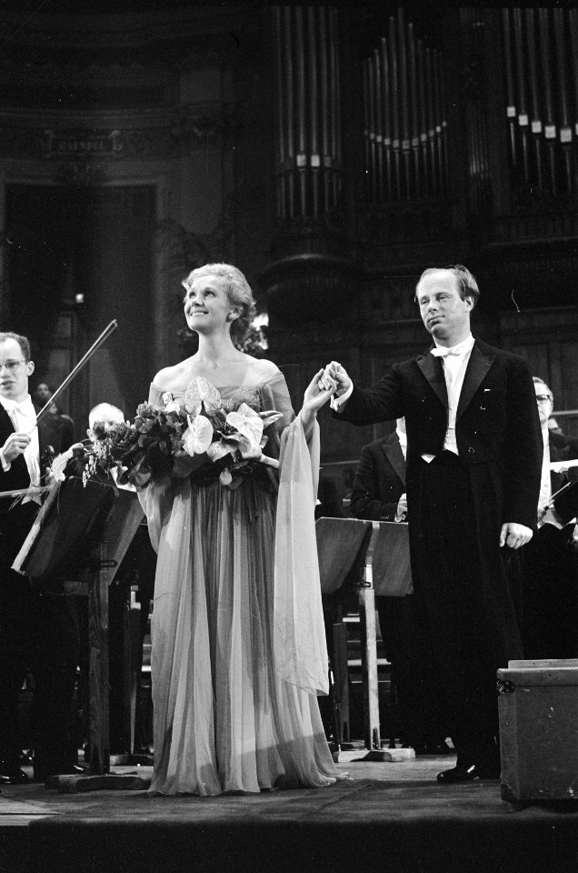 Uitreiking Edisons in Grand Gala Du Disque . Schwartzkopf met Bernard Haitink, Bestanddeelnr 912-9840