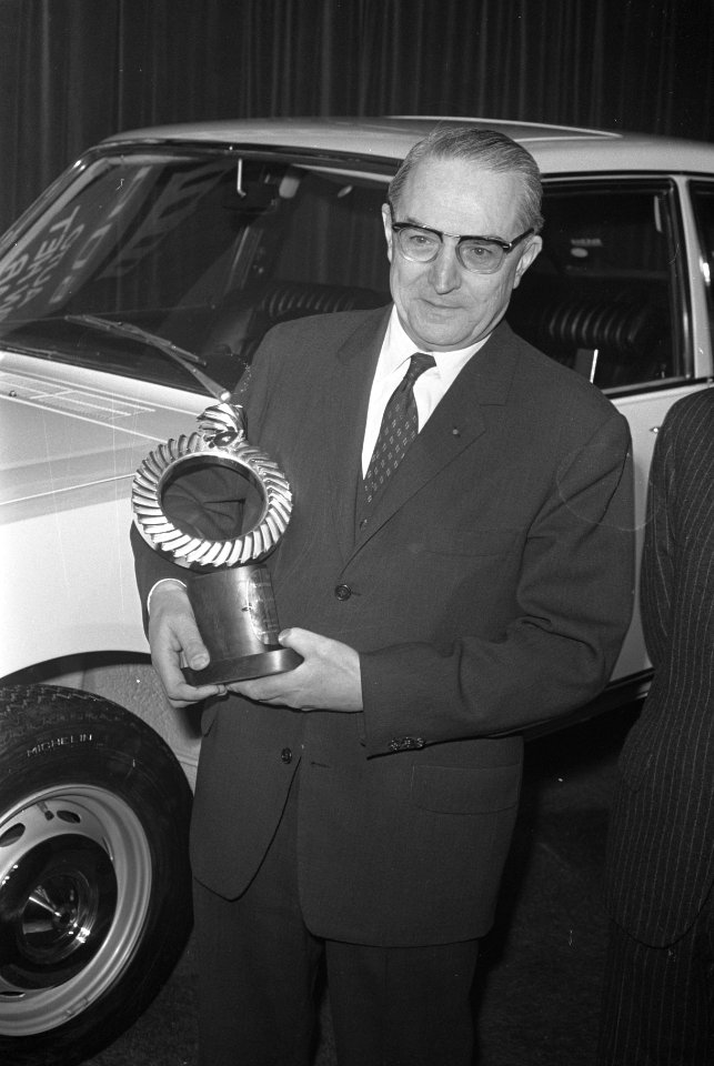 Uitreiking Auto van het jaar trophee aan president directeur generaal S.A. Auto, Bestanddeelnr 922-1008