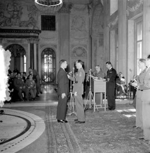 Uitreiking onderscheiding Prins Bernhard Koninklijk Paleis Amsterdam, Bestanddeelnr 905-6901