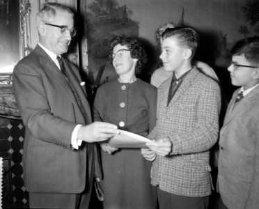 Uitreiking diploma aan Peter Duivenbode door Engelse ambassadeur, vlnr ambas, Bestanddeelnr 912-0645
