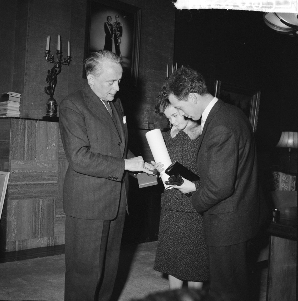 Uitreiking door mr. J. Klaasesz van de Carnegie-medaille aan matroos H. Verburg , Bestanddeelnr 912-2063