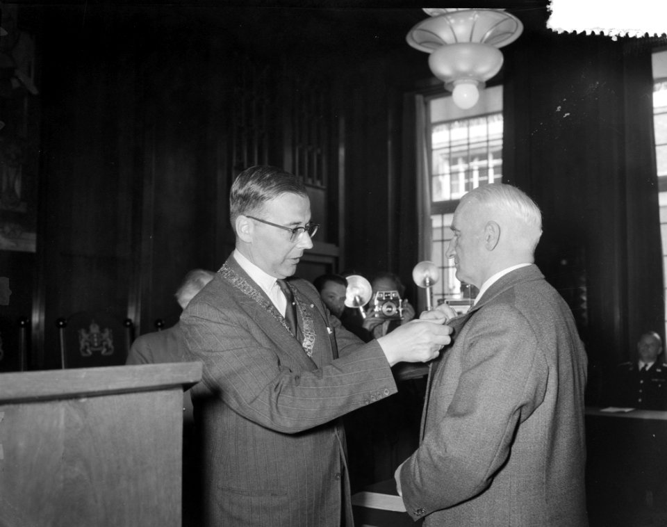 Uitreiking lintjes ter ere van Koninginnedag Burgemeester Van Hall in Amsterdam, Bestanddeelnr 908-5363