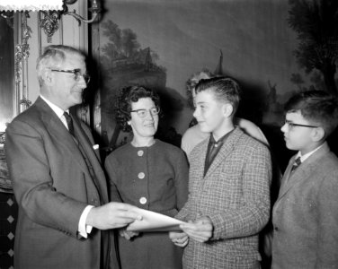Uitreiking diploma aan Peter Duivenbode door Engelse ambassadeur, vlnr ambas, Bestanddeelnr 912-0646