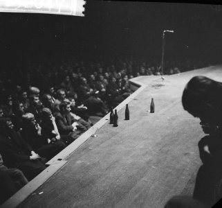 Uitreiking Edison aan John Coltrane in Concertgebouw Lege bierflessen op podium, Bestanddeelnr 913-2047