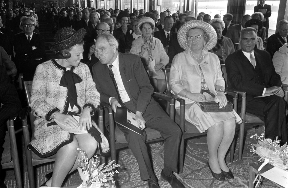 Uitreiking Erasmusprijs 1968. Na de prijsuitreiking prinses Beatrix en Henry Moo, Bestanddeelnr 921-3148