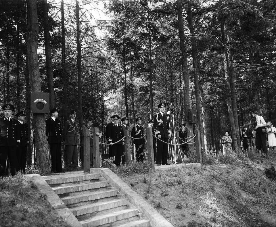 Uitreiking eerbewijzen marinehelden, Bestanddeelnr 902-1942