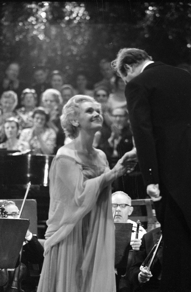 Uitreiking Edisons in Grand Gala Du Disque . Elisabeth Schwartzkopf zingt aria, Bestanddeelnr 912-9838