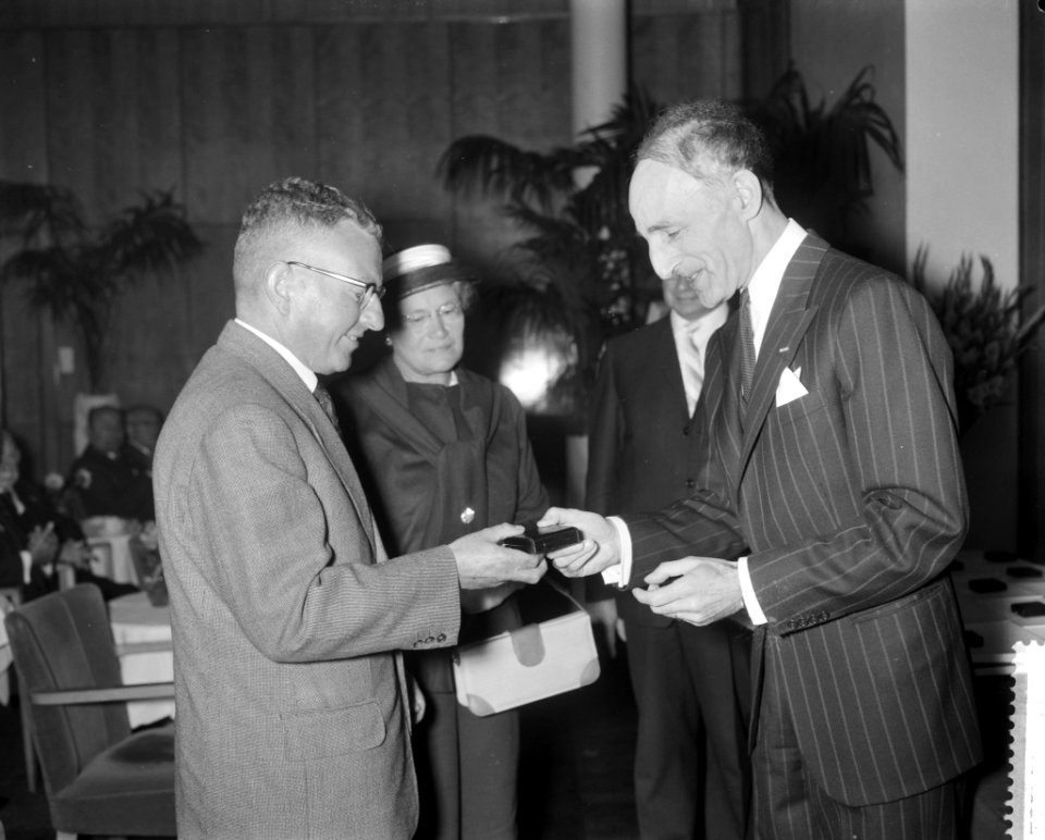 Uitreiking medailles aan gezagvoerders van de GHV, uitreiking zilveren medaille , Bestanddeelnr 911-5150