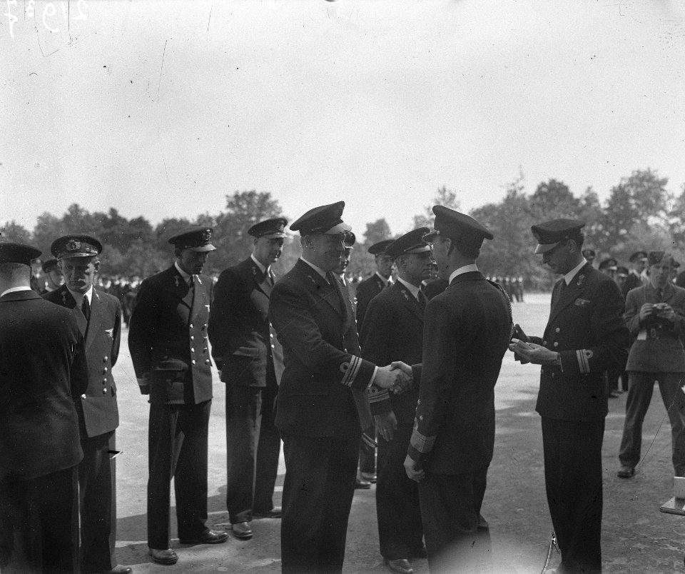 Uitreiking eerbewijzen marinehelden, Bestanddeelnr 902-1937