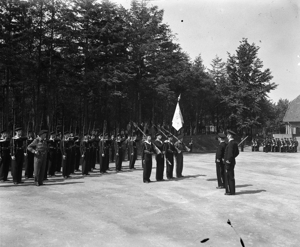Uitreiking eerbewijzen marinehelden, Bestanddeelnr 902-1941