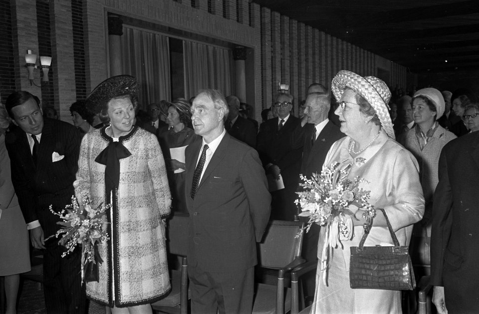 Uitreiking Erasmusprijs 1968. Prins Claus , prinses Beatrix , Henry Moore en kon, Bestanddeelnr 921-3147